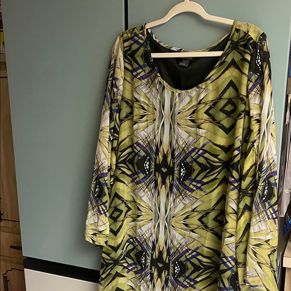 Dots Multicolor Geometric Print Top. Women’s Size 2X……..#15